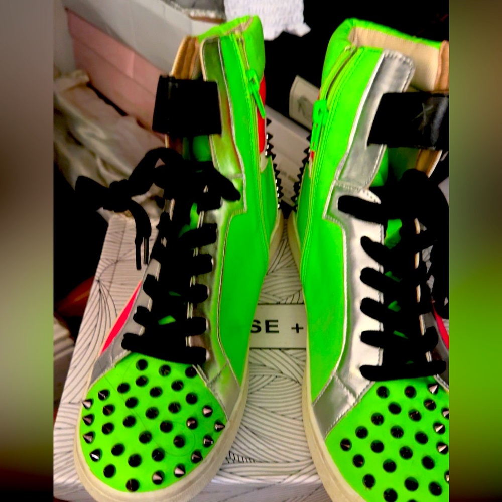 Multicolored with black spikes on the front high top 🔝 sneakers 👟